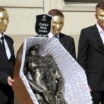 Artysta domaga się zmian, szokując formą protestu