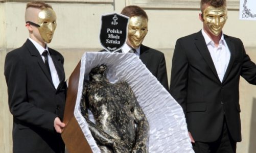 Artysta domaga się zmian, szokując formą protestu