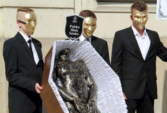 Artysta domaga się zmian, szokując formą protestu