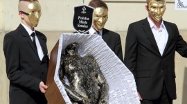 Artysta domaga się zmian, szokując formą protestu Sztuka, LIFESTYLE - Artysta, fotograf i performer Artur Kaliński wyraził swój protest przed Ministerstwem Kultury i Dziedzictwa Narodowego wobec braku odpowiedniego wsparcia młodych polskich artystów.