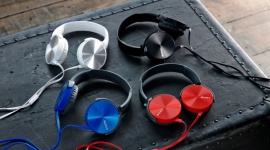 Sony: głębokie i mocne brzmienie basu Muzyka, LIFESTYLE - W słuchawkach Sony XB450AP Extra Bass, jak sama nazwa wskazuje, zadbano przede wszystkim o jak najwyższą jakość niskich tonów. Zapewnić to mają przetworniki, system Beat Response Control oraz zastosowanie aluminiowych elementów w obudowie.