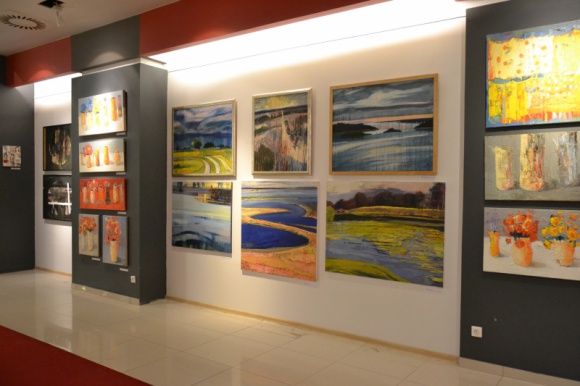 Dialog ze sztuką w Porcie Łódź Sztuka, LIFESTYLE - „Sztuka Dialogu” – to tytuł nowo otwartej wystawy malarskiej zorganizowanej przez twórców z organizacji Project Art. W galerii sztuki można obejrzeć ponad 50 prac polskich artystów prezentujących różne tematy i techniki malarskie.