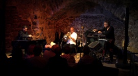 Trio Moment’s Notice zagra w Polsce Muzyka, LIFESTYLE - 24 stycznia 2017 roku w Domu Zabawy i Kultury wystąpi zespół Moment’s Notice. Koncert jest organizowany z okazji Dnia Kultury Węgierskiej obchodzonego 22 stycznia oraz odbywa się w ramach trwającego Roku Kultury Węgierskiej w Polsce.
