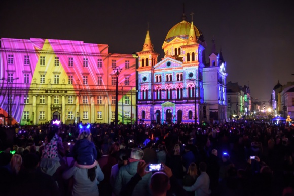 Rozbłysły kolorowe światła Light. Move. Festival. 2017 Sztuka, LIFESTYLE - Tłumy przeszły w piątek ulicą Piotrkowską, aby zobaczyć siódmą edycję Light. Move. Festival. Rekordowa 15-kilometrowa trasa festiwalowa zapełniła się zwiedzającymi łodzianami i przyjezdnymi z innych miast. Czy padnie rekord frekwencyjny? Wiele na to wskazuje.