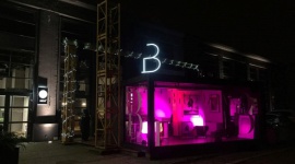 Kontenerowe galerie fotografii Szymona Brodziaka Sztuka, LIFESTYLE - Jesteś tym, co widzisz – to motto artysty fotografika Szymona Brodziaka umieszczone na jego przeszklonej galerii stworzonej w kontenerze ustawionym w połowie listopada w Warszawie na Duchnickiej 3.