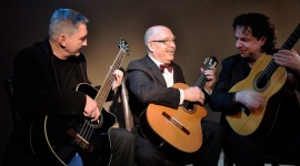 Alosza Awdiejew wystąpi w Białymstoku Muzyka, LIFESTYLE - Alosza Awdiejew, człowiek-orkiestra od wielu lat koncertujący na polskich scenach. Wybitny artysta, który łączy pasję muzyczną z naukową. Człowiek-instytucja, estradowiec i jednocześnie profesor Uniwersytetu Jagiellońskiego, aktor, felietonista, tłumacz, pisarz, kompozytor.