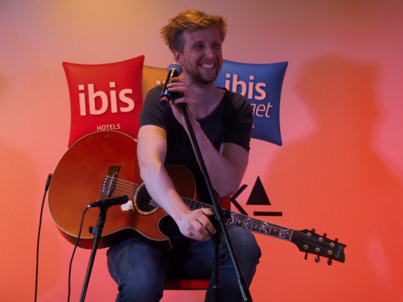Kuba Jaźwiecki zaśpiewał w Krakowie! Muzyka, LIFESTYLE - 12 lipca w Krakowie odbył się kolejny koncert z serii „ibis. Tu Mieszka Muzyka”. Tym razem na scenie pojawił się Kuba Jaźwiecki – piosenkarz i autor tekstów znany także z programu „Mam talent!”, w którego 4. edycji doszedł do półfinału.