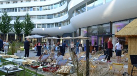 Rozpoczyna się jazzOVO Muzyka, LIFESTYLE - Już dziś zielone patio OVO Wrocław wypełnią dźwięki jazzu. Rusza nowy wakacyjny cykl koncertów jazzOVO. Zainauguruje go występ Anny Marii Mbayo. W kolejne piątkowe wieczory wystąpią m.in. Natalia Lubrano i Maciej Czemplik. Wszystkie koncerty są bezpłatne.