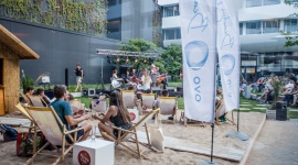 Krajewski i Lubrano zagrają na jazzOVO Muzyka, LIFESTYLE - Premierowy cykl wakacyjnych koncertów na patio budynku OVO Wrocław nabiera rozpędu. W dwa najbliższe piątki usłyszeć można wokalistów we Wrocławiu wręcz uwielbianych: Tomasza Krajewskiego i Natalię Lubrano. Wieczory zapowiadają się magicznie.
