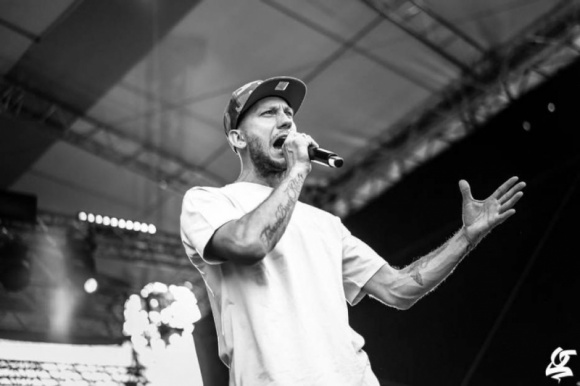 Rademenez bije Freestyle'owy Rekord Polski Muzyka, LIFESTYLE - W ramach finału projektu „100dni na Free”, znany raper Radosław „Rademenez” Błonkowski podejmie się oficjalnej próby ustanowienia Rekordu Polski na najdłuższy freestyle rap bez przerwy.