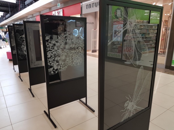 Wystawa „ASPiruj, kreuj, GRAweruj” w ETC Swarzędz Sztuka, LIFESTYLE - Poszukując wzorów grawerów, Radaway postawił na ciekawy design i młodych projektantów. Po raz drugi zorganizował konkurs dla studentów ASP w ramach którego mieli za zadanie stworzyć projekt graweru i aranżacji łazienki. Teraz prace można zobaczyć na wystawie w ETC Swarzędz.