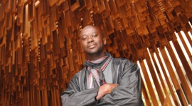 Pawilon z tulipanowca, The Sclera, uświetni wystawę Davida Adjaye w Londynie Sztuka, LIFESTYLE - Od 2 lutego 2019 r. w Muzeum Designu w Londynie można oglądać wystawę uznanego architekta, Sir Davida Adjaye, pt. „David Adjaye: Making Memory”, poświęconą roli miejsc pamięci we współczesnej architekturze.