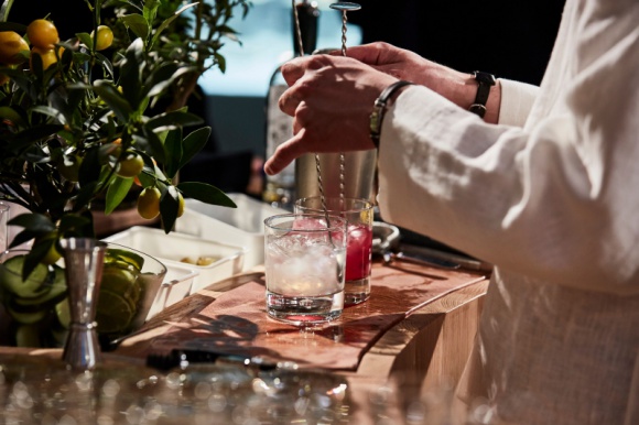 „Blushing Bar” z czerwonego dębu amerykańskiego w Mediolanie Sztuka, LIFESTYLE - Intensywnie różowy bar w formie okręgu, zaprojektowany przez architektów z pracowni Chan + Eayrs i wykonany z czerwonego dębu przez Sebastiana Coxa zajął zaszczytne miejsce na wystawie Wallpaper* Handmade X: With Love w Mediolanie.