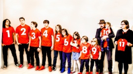 „RODZINA BRODÓW” I ICH SINGIEL Z OKAZJI OCZEKIWANIA NA NARODZINY 11 DZIECKA! Muzyka, LIFESTYLE - 27 maja światło dzienne ujrzał najnowszy singiel Rodziny Brodów, czyli zespołu Joszka Brody i jego żony Debory oraz ich dziesięciorga dzieci. „Wielkie odliczanie” to piosenka poświęcona oczekiwaniu na jedenaste dziecko, które wkrótce przyjdzie na świat.