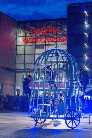 Sztuka wychodzi na ulicę. Widowiska teatralne w sercu Krakowa Teatr, LIFESTYLE - W maju Teatr KTO po raz kolejny przeniesie widzów w świat teatralnych doznań.