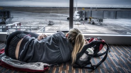 Konkurs Eurowizji rozpoczęty! Ale co, jeśli przez opóźniony lot nie dotarłeś? Muzyka, LIFESTYLE - To znowu ta chwila w roku... Eurowizja. Wydarzenie, które gromadzi miliony ludzi przed telewizorami i tysiące wokół sceny. Gospodarzem imprezy tym razem jest Tel Awiw, a tegoroczne hasło brzmi „Odważ się marzyć” (Dare to Dream).