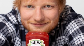 Limitowana edycja ketchupu Heinz z podobizną Eda Sheerana trafia na półki! Muzyka, LIFESTYLE - Marka Heinz świętuje w tym roku 150 rocznicę powstania. Heinz jest znany i lubiany nie tylko przez zwykłych konsumentów, ale także przez celebrytów. Jednym z największych fanów Heinz jest Ed Sheeran, który zaproponował marce współpracę.