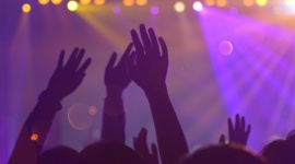 Ile kosztuje udział w festiwalu muzycznym? Muzyka, LIFESTYLE - • Koszt wzięcia udziału w kilkudniowym festiwalu to około 1 500 zł, ale jeśli korzysta się z pakietu VIP i dobrego hotelu może wynieść nawet 5000 zł. • Nie warto zwlekać z zakupem biletu na wymarzony koncert – potem wejściówek może już nie być, ewentualnie będą droższe.