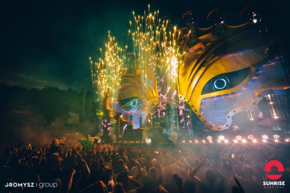 Sunrise Festival 2019 - światowe gwiazdy zagrają w Podczelu! Muzyka, LIFESTYLE - Już tylko kilkanaście dni dzieli nas od otwarcia bram Sunrise Festval. Impreza rozpocznie się już 19 lipca i potrwa 3 dni. Na pięciu potężnych scenach wystąpią między innymi The Chainsmokers, Armin van Buuren, Don Diablo, Afrojack, Adam Beyer, Oliver Heldens, Martin Solveig.