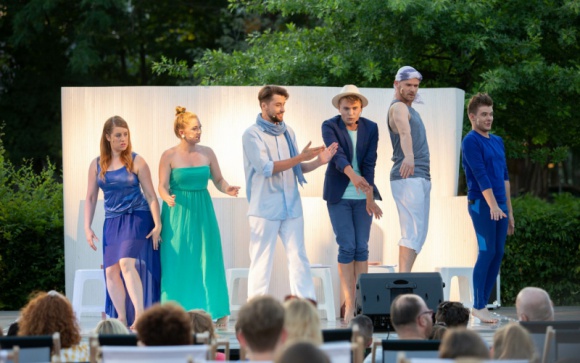 „Teatr na leżakach” znów we Wrocławiu Teatr, LIFESTYLE - Plenerowy Teatr Pijana Sypialnia po raz drugi przyjeżdża do Wrocławia z projektem „Teatr na leżakach”, nawiązującym do tradycji przedwojennych teatrów ogródkowych.