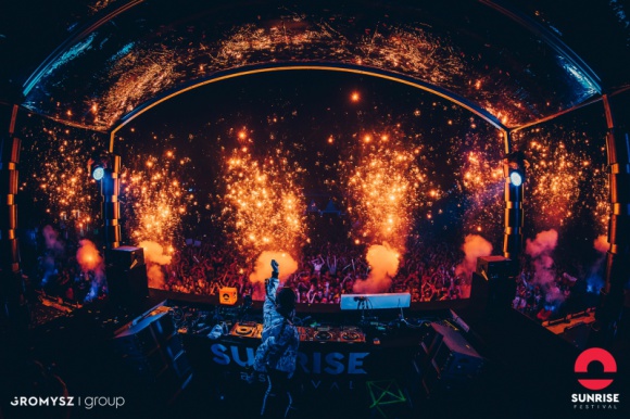 W piątek startuje Sunrise Festival! Muzyka, LIFESTYLE - W piątek startuje Sunrise Festival - muzyczne święto dla fanów muzyki elektronicznej. Sunrise Festival potrwa od piątku do niedzieli. Na pięciu scenach wystąpi blisko 100 artystów z całego świata. Nie zabraknie największych gwiazd, m.in. Armina van Buurena i The Chainsmokers.