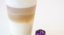 KOKTAJLE NESPRESSO INSPIROWANE KULTOWYMI FILMAMI Sztuka, LIFESTYLE - Nespresso jest idealną kawą do rozmów o filmie, dlatego w Teatrze Muzycznym w Gdyni została przygotowana specjalna Strefa Nespresso dla gości Festiwalu Polskich Filmów Fabularnych w Gdyni. Od 16 do 21 września marka będzie serwować zarówno kawę, jak i kawowe koktajle.