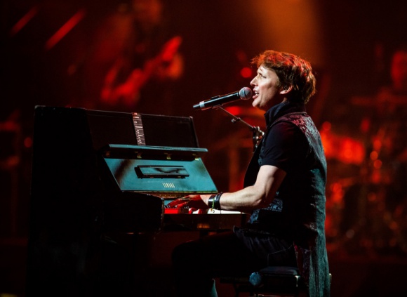 James Blunt wystąpi z mistrzami łyżwiarstwa figurowego podczas show Art On Ice Sztuka, LIFESTYLE - Rozkochał w sobie tysiące fanów na całym świecie. Jego głos i liryczne ballady od lat wzruszają. James Blunt, wystąpi w gdańskiej Ergo Arenie już 20 i 21 grudnia. Artysta będzie gwiazdą niezwykłego show Art On Ice łączącego muzykę, sztukę estradową i taniec na lodzie.