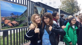 Białystok. Klimaty Portugalii w kolejnej odsłonie „Galerii na płocie” Sztuka, LIFESTYLE - Pracownicy i przyjaciele szkoły, a także uczniowie są autorami zdjęć, które zawisły w tym roku na ogrodzeniu przed Zespołem Szkół Społecznych Fundacji Edukacji „Fabryczna 10” .