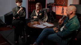 Duet Pola Chobot i Adam Baran w ramach „Piątków z Nową Muzyką” Muzyka, LIFESTYLE - Pola Chobot i Adam Baran to duet, który sięga do korzeni bluesa, jednak nie boi się wyjść poza utarte gatunkowe schematy. Wykorzystuje looper i perkusjonalia, tym sa-mym tworząc pulsujące i psychodeliczne improwizacje.