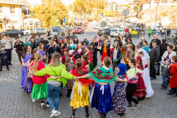 Brave Kids 2019: gruziński finał Sztuka, LIFESTYLE - 25 młodych artystów z Wrocławia, Wałbrzycha i Warszawy poleciało już do Tbilisi. Wspólnie z Gruzinami przygotują spektakl, który zaprezentują w ramach międzynarodowego festiwalu. To wydarzenie zamknie 10. edycję projektu.