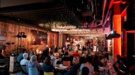 ibis MUSIC w Tallinie! Muzyka, LIFESTYLE - Znana z pasji do muzyki, marka ibis nie przestaje wspierać wschodzących artystów w rozwoju muzycznej kariery. W piątek, 29 listopada w hotelu ibis Tallinn Center wystąpiła Anna Kaneelina. W wydarzeniu wzięły udział lokalne media oraz celebryci i influencerzy z całej Europy.