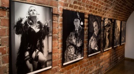 Filmowa miłość w obiektywie Krzysztofa Wellmana Sztuka, LIFESTYLE - 3 lutego w Starej Galerii Związku Polskich Artystów Fotografików przy Placu Zamkowym 8 w Warszawie odbył się wernisaż wystawy „Sceny romantyczne, miłosne i erotyczne w fotosach filmowych Krzysztofa Wellmana”.
