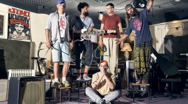 Łąki Łan i Otsochodzi w drugim singlu Lech Music Festiwale Inaczej! Muzyka, LIFESTYLE - Poznaliśmy kolejną odsłonę wakacyjnej akcji Lech Music i Albo Inaczej! Po świetnie przyjętym singlu Natalii Przybysz śpiewającej nową wersję kultowego „Studio, scena, łóżko” Tego Typa Mesa, czas na Łąki Łan interpretujących utwór „Bon Voyage” z repertuaru Otsochodzi!