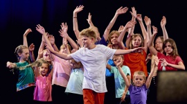 Brave Kids w lokalnym finale we Wrocławiu Sztuka, LIFESTYLE - Elementy tańca, teatru i cyrku w jednym spektaklu w wykonaniu najmłodszych mieszkańców Wrocławia. Będą także motywy zaczerpnięte z kultury Iranu i Tanzanii. Pierwszy wrocławski finał Brave Kids 2020 już jutro!