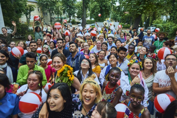 Niezwykły Brave Kids powraca do Przemyśla! Teatr, LIFESTYLE - Brave Kids wraca w nowej formule. Tym razem bez gości z zagranicy, lecz wciąż z różnorodnością znaną z poprzednich edycji. Młodzi artyści samodzielnie przygotują spektakl, który najpierw pokażą na zamku, a później zaprezentują na wielkim finale we Wrocławiu. Początek 3 sierpnia.