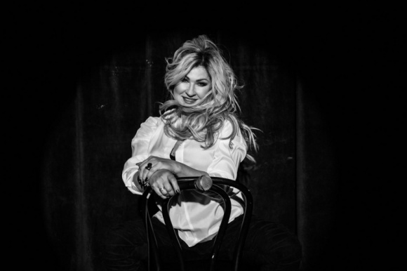 Beata Kozidrak bez ciśnień interpretuje Zipere Muzyka, LIFESTYLE - „Gdyby dało się ciśnienie zmierzyć, naukowcy mogliby w to nie uwierzyć”. Niekwestionowana legenda polskiej sceny muzycznej, na której piosenkach wychowywały się miliony, stawia kolejny krok w świecie hip-hopu! Beata Kozidrak angażuje się w projekt Lech Music: Festiwale Inaczej.