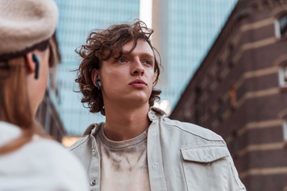 Nowe, w pełni bezprzewodowe słuchawki douszne Twins True Wireless Fresh n Rebel Muzyka, LIFESTYLE - Koniec z wiecznie plączącym się kablem czy zarzucanym na szyję pałąkiem – z nowymi dousznymi słuchawkami Twins True Wireless można słuchać muzyki, podcastów i rozmawiać całkowicie bezprzewodowo – wkładając jedynie małe, idealnie dopasowane słuchawki do ucha.