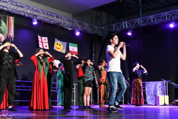 Brave Kids finiszują w Starej Kopalni i jadą do Wrocławia Teatr, LIFESTYLE - Już za kilka dni w Wałbrzychu zobaczymy niezwykle ciekawe i oryginalne wydarzenie artystyczne – spektakl przygotowany przez Brave Kids. Nie zabraknie osobistych opowieści i ważnych tematów, wyrażonych różnymi środkami scenicznej ekspresji. Przygotowania trwają.