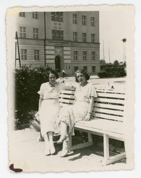 Gdynia: “Moda i Uroda” w Klifie tylko do połowy października Sztuka, LIFESTYLE - To ostatni moment, by w Galerii Klif odwiedzić wystawę zdjęć przedwojennych elegantek i elegantów, a także miejsc związanych z modą i urodą w dawnej Gdyni. Wystawa została przygotowana we współpracy z Muzeum Miasta Gdyni, trwa do 16 października i jest całkowicie bezpłatna.