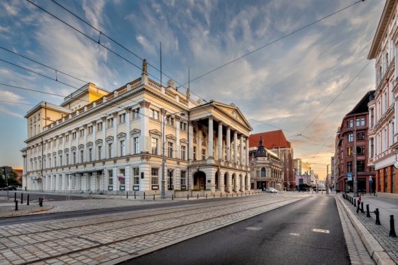 „Straszny dwór” podbił serca internautów. Opera Wrocławska zaprasza na spektakle