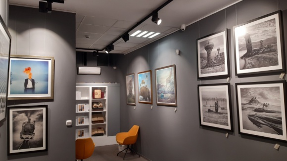 Nowa galeria sztuki w Łodzi już otwarta Sztuka, LIFESTYLE - Nowe miejsce na artystycznej mapie Łodzi zostało otwarte. W Galerii Goldenmark na miłośników sztuki i kolekcjonerów czekają wyjątkowe obrazy giclée, ikonografie, fotografie oraz wydawnictwa artystyczne. Co ciekawe – galeria ma także swoją wirtualną odsłonę.