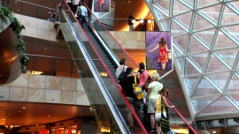 Co gra w galeriach handlowych przed świętami? Handel, BIZNES - Galerie handlowe kuszą nas świątecznymi dekoracjami, piosenkami i zapachami już od listopada. Eksperci z IMS zdradzają sekrety kreowania świątecznej atmosfery w centrach handlowych.