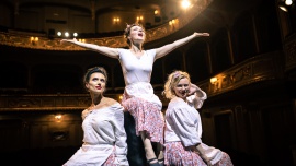 Operowe matki w natarciu Kultura, BIZNES - Matki, żony i… śpiewaczki operowe, czyli Les Femmes, wyjątkowy operowy tercet u progu swojej kariery. Natalia Krajewska-Kitowska, Joanna Sobowiec-Jamioł i Emilia Osowska to trzy niezwykłe kobiety.